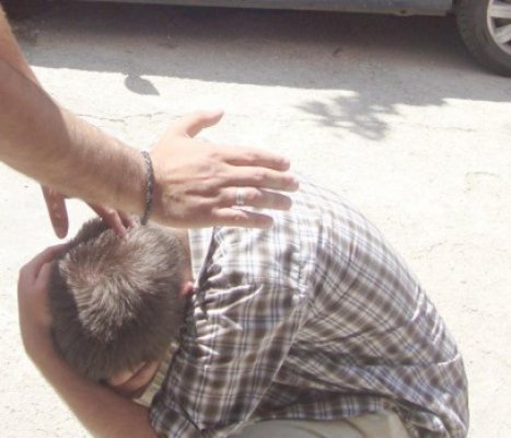 Un bărbat de 70 de ani şi-a bătut fiul băut de i-a sunat apa în cap!